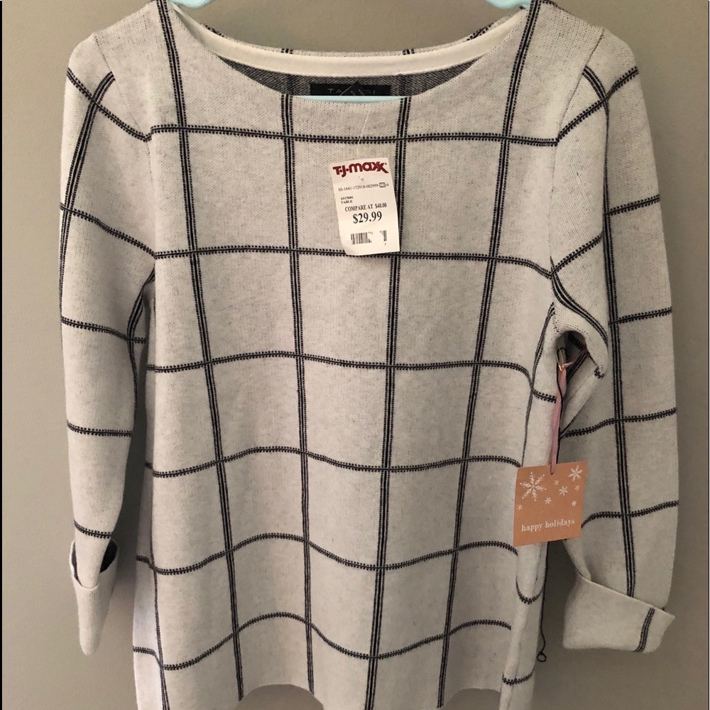NWT super soft quarter sleeve Tahari sweater!